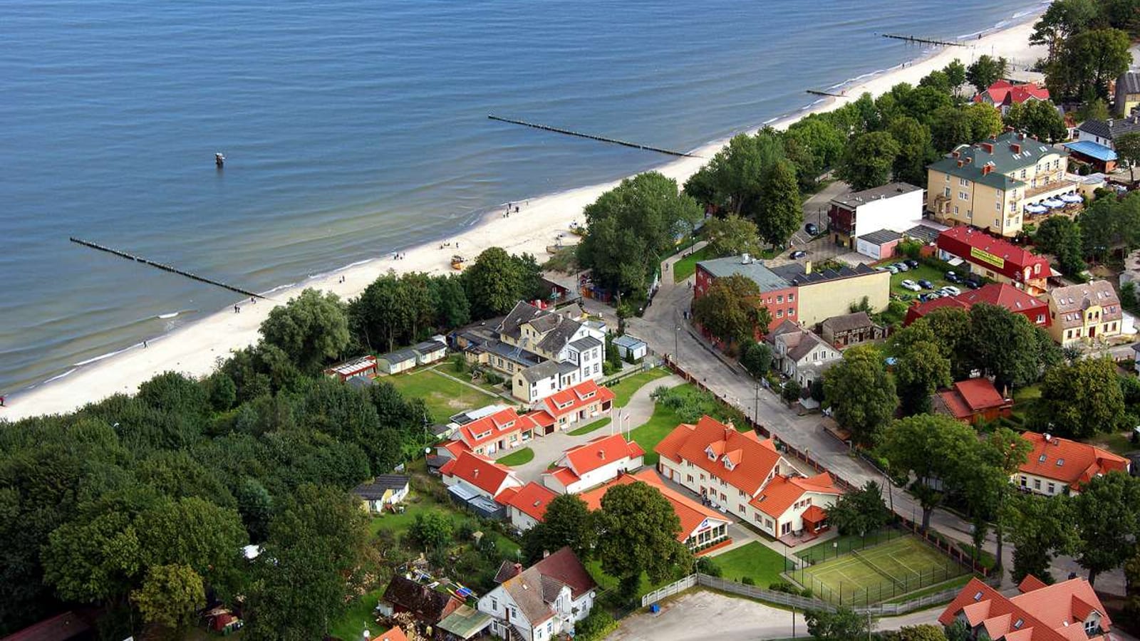 Widok na plażę i wybrzeże w Rewalu.